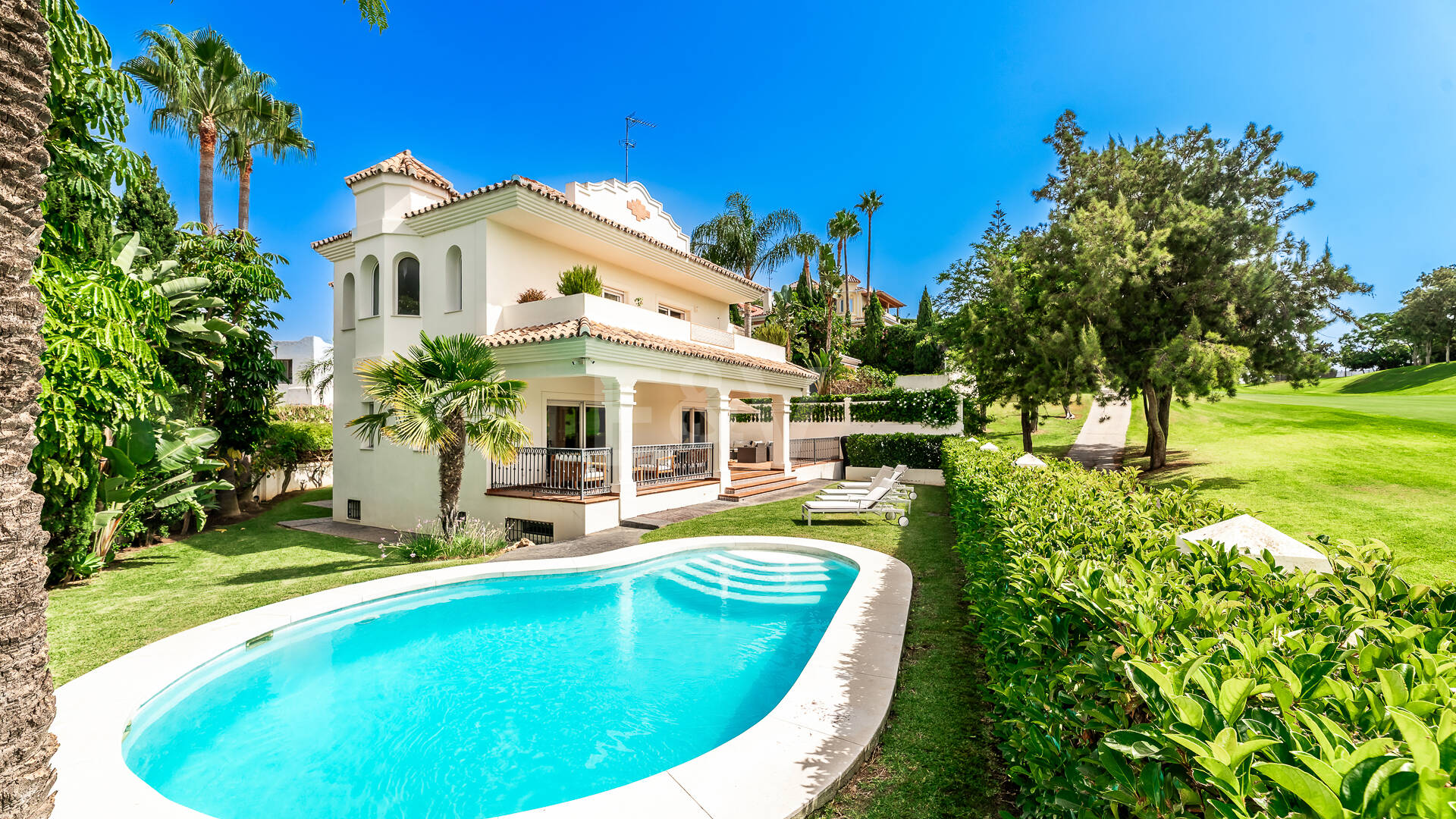 Elegante Golfvilla in Erster Reihe mit Außergewöhnlichem Blick auf den Golfplatz in Toplage