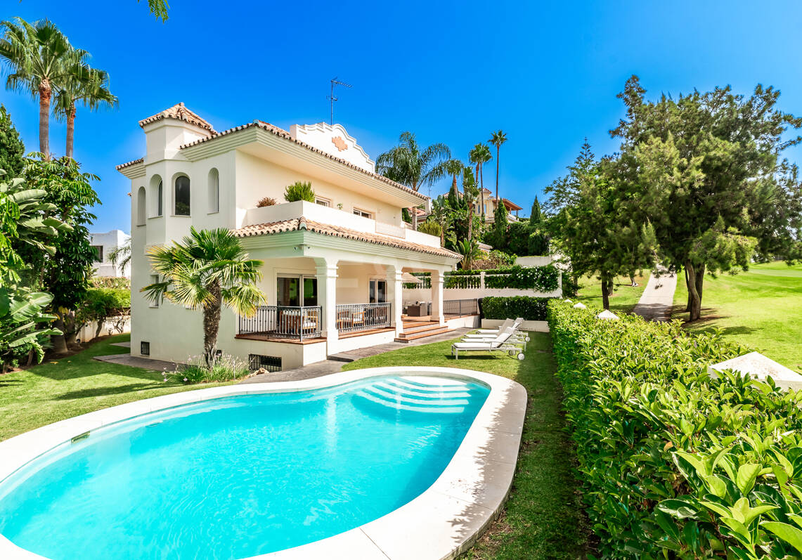 Elegante villa en primera línea de golf con vistas excepcionales al campo en ubicación privilegiada