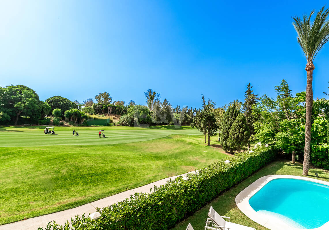Elegante villa en primera línea de golf con vistas excepcionales al campo en ubicación privilegiada