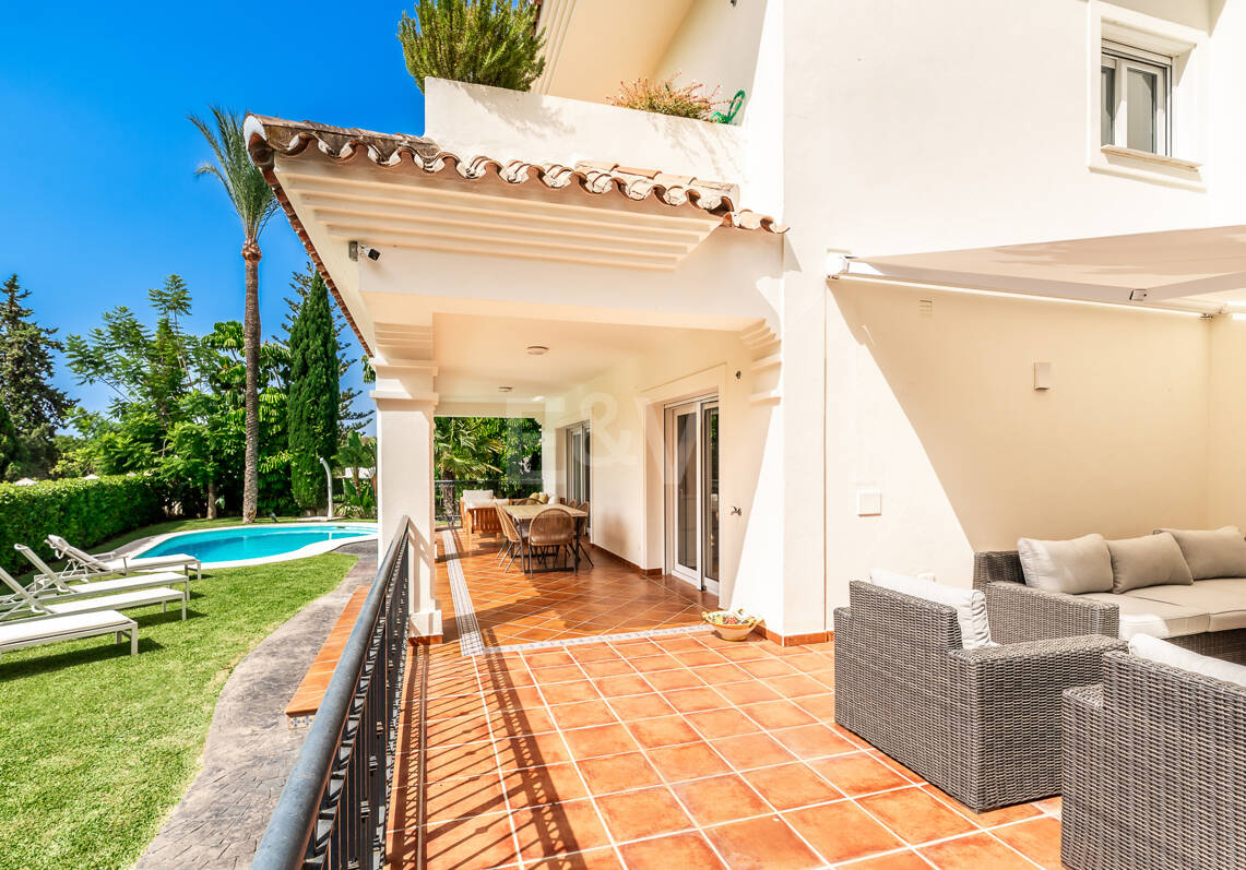 Elegante villa en primera línea de golf con vistas excepcionales al campo en ubicación privilegiada