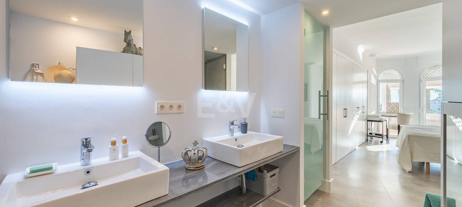Precioso apartamento con piscina privada e impresionantes vistas al mar