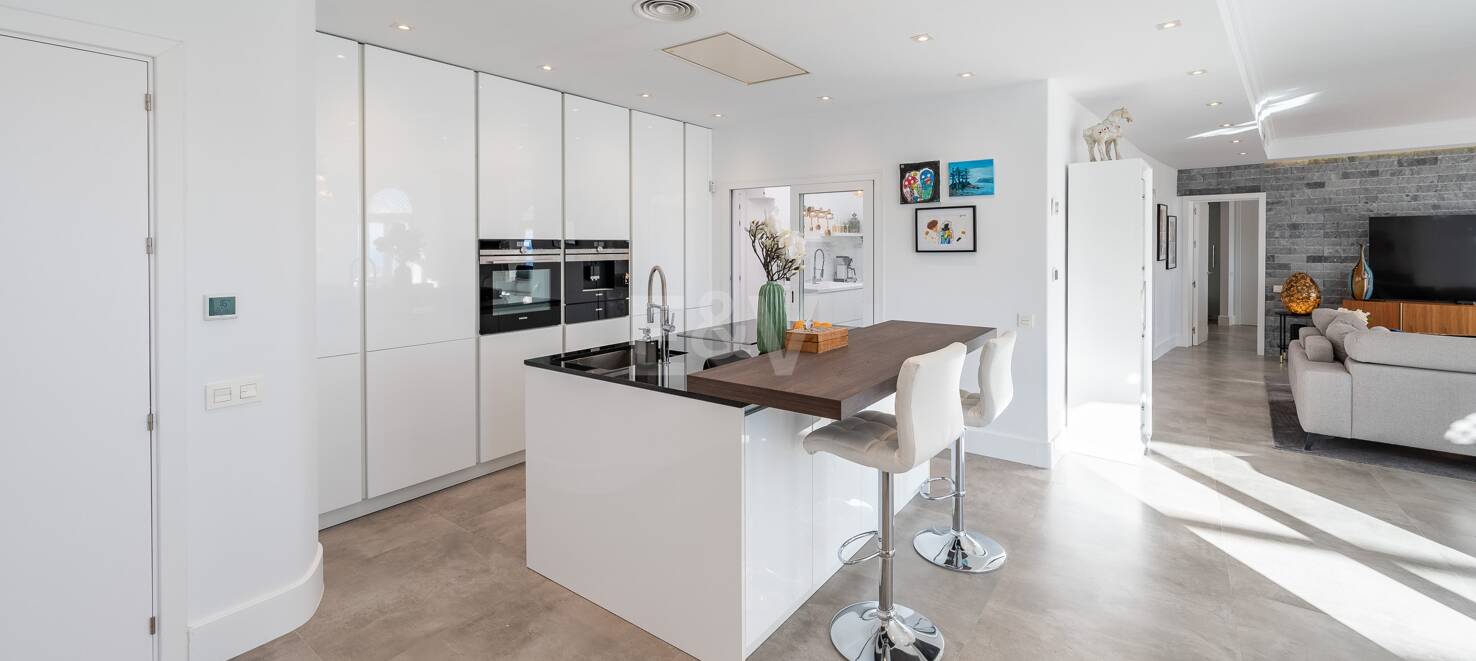 Precioso apartamento con piscina privada e impresionantes vistas al mar