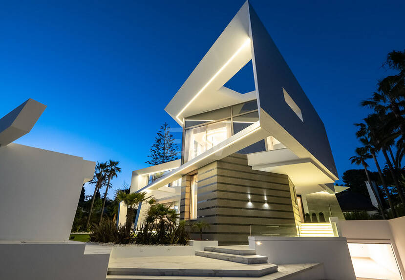 Frontline Beach State-of-the-Art Masterpiece