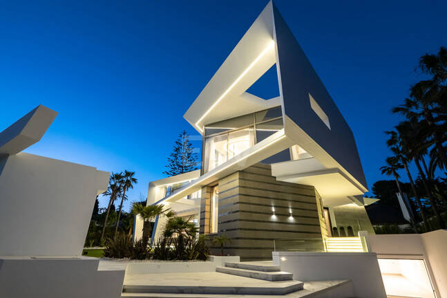 Frontline Beach State-of-the-Art Masterpiece