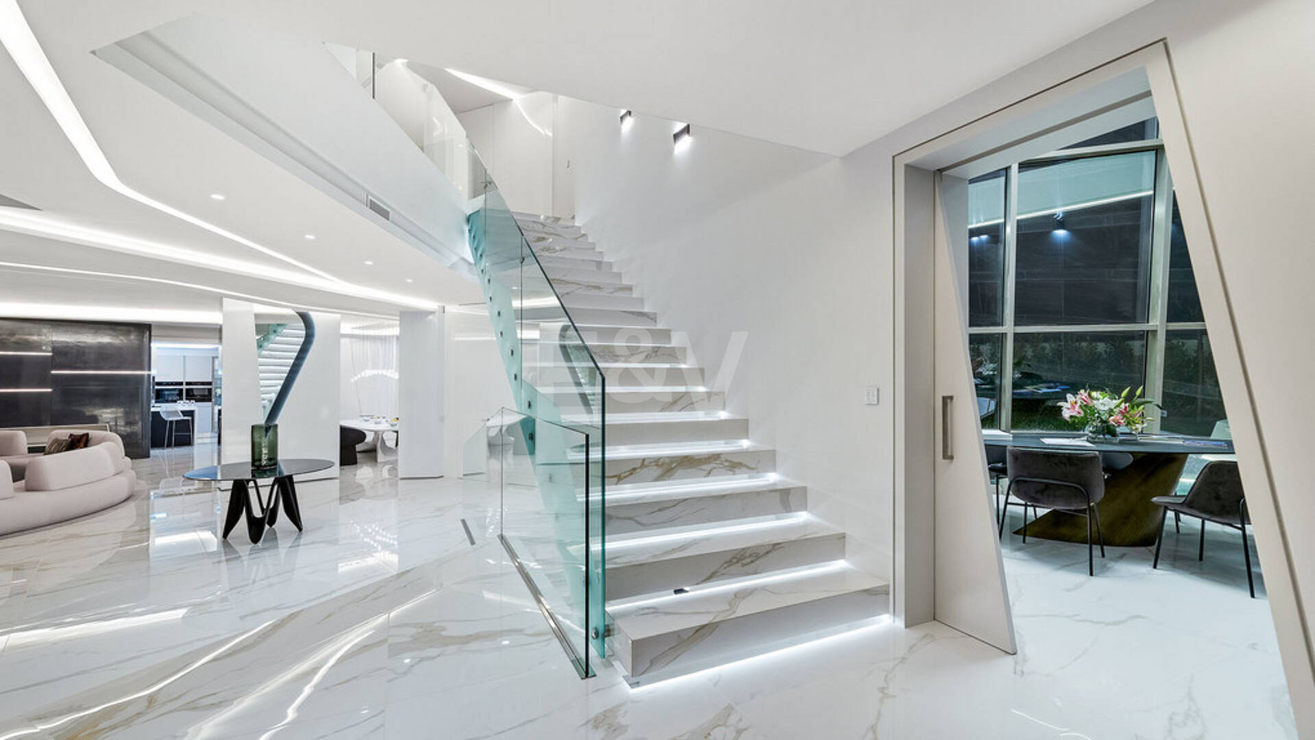 Frontline Beach State-of-the-Art Masterpiece