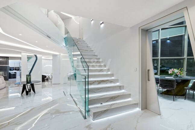 Frontline Beach State-of-the-Art Masterpiece