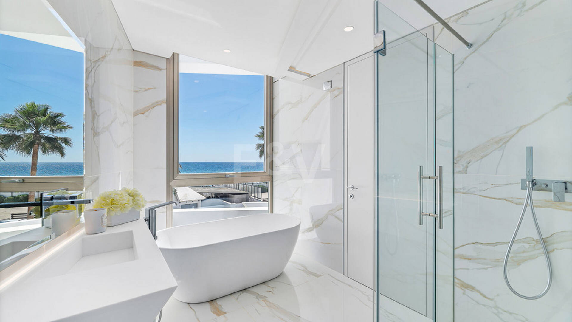 Frontline Beach State-of-the-Art Masterpiece