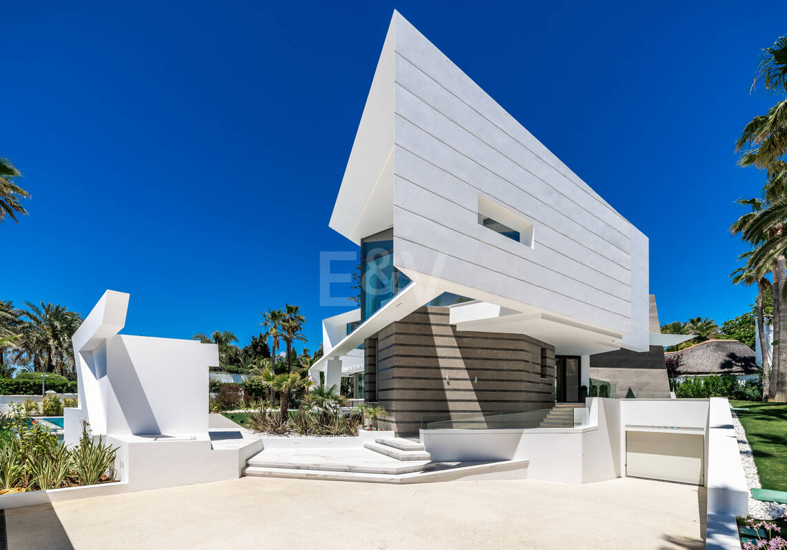 Frontline Beach State-of-the-Art Masterpiece
