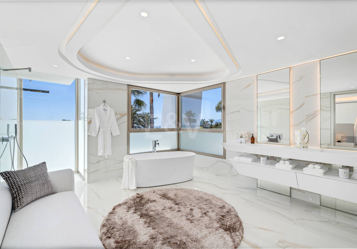 Frontline Beach State-of-the-Art Masterpiece