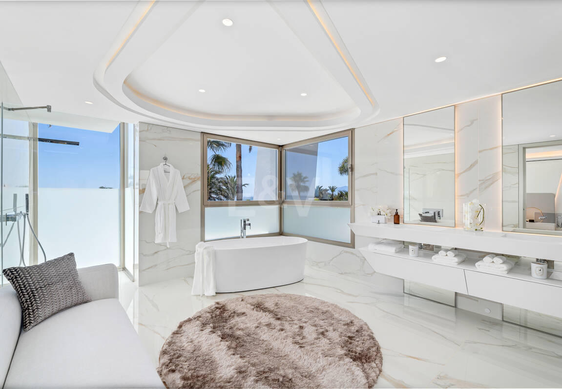 Frontline Beach State-of-the-Art Masterpiece