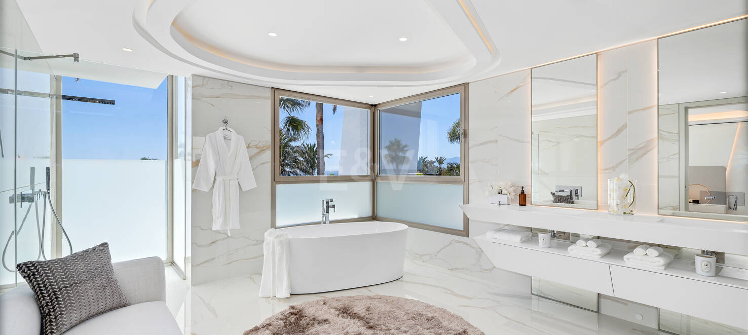 Frontline Beach State-of-the-Art Masterpiece