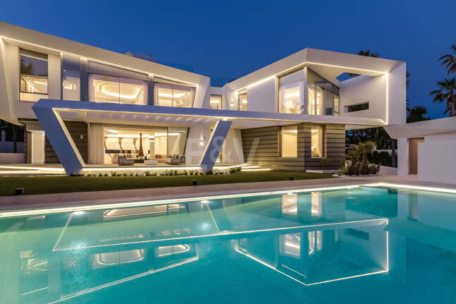 Frontline Beach State-of-the-Art Masterpiece