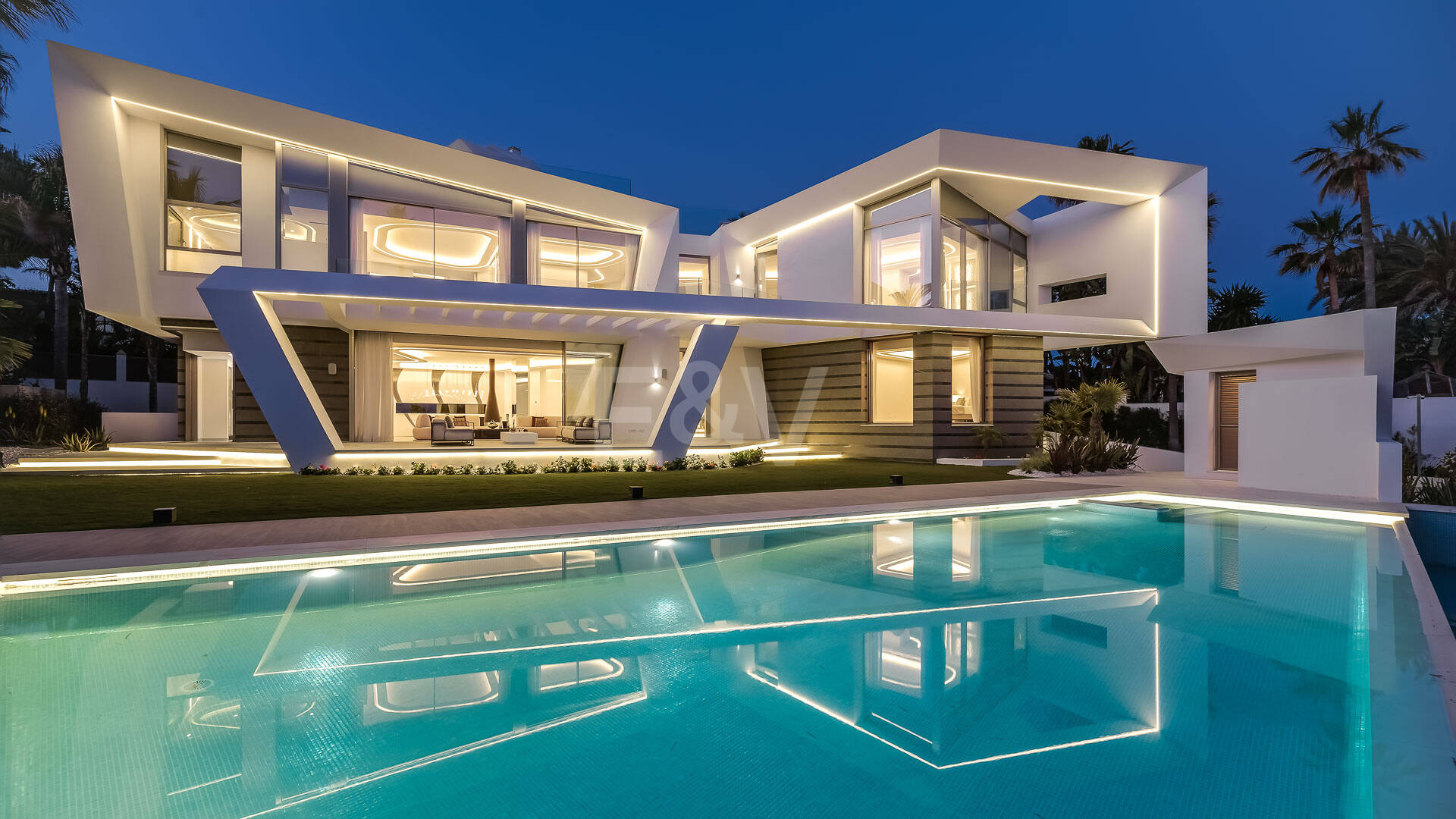 Frontline Beach State-of-the-Art Masterpiece