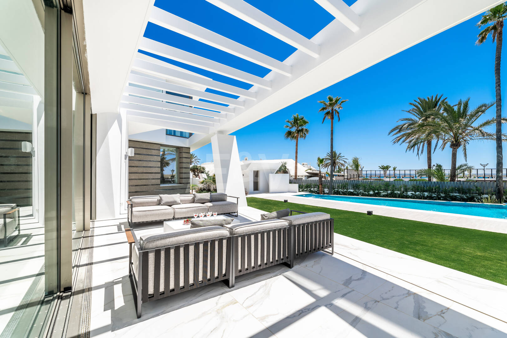 Frontline Beach State-of-the-Art Masterpiece