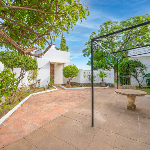 Oportunidad de inversión: Villa con gran parcela y piscina