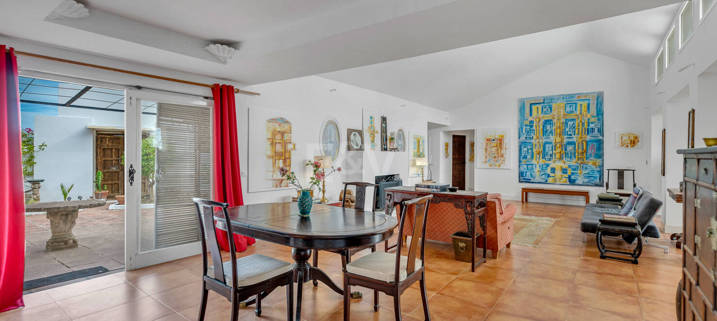 Oportunidad de inversión: Villa con gran parcela y piscina