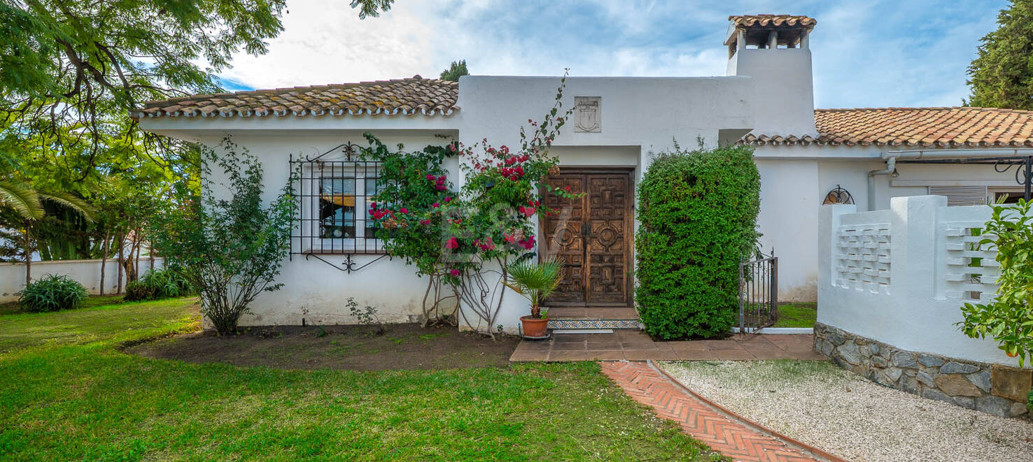 Oportunidad de inversión: Villa con gran parcela y piscina