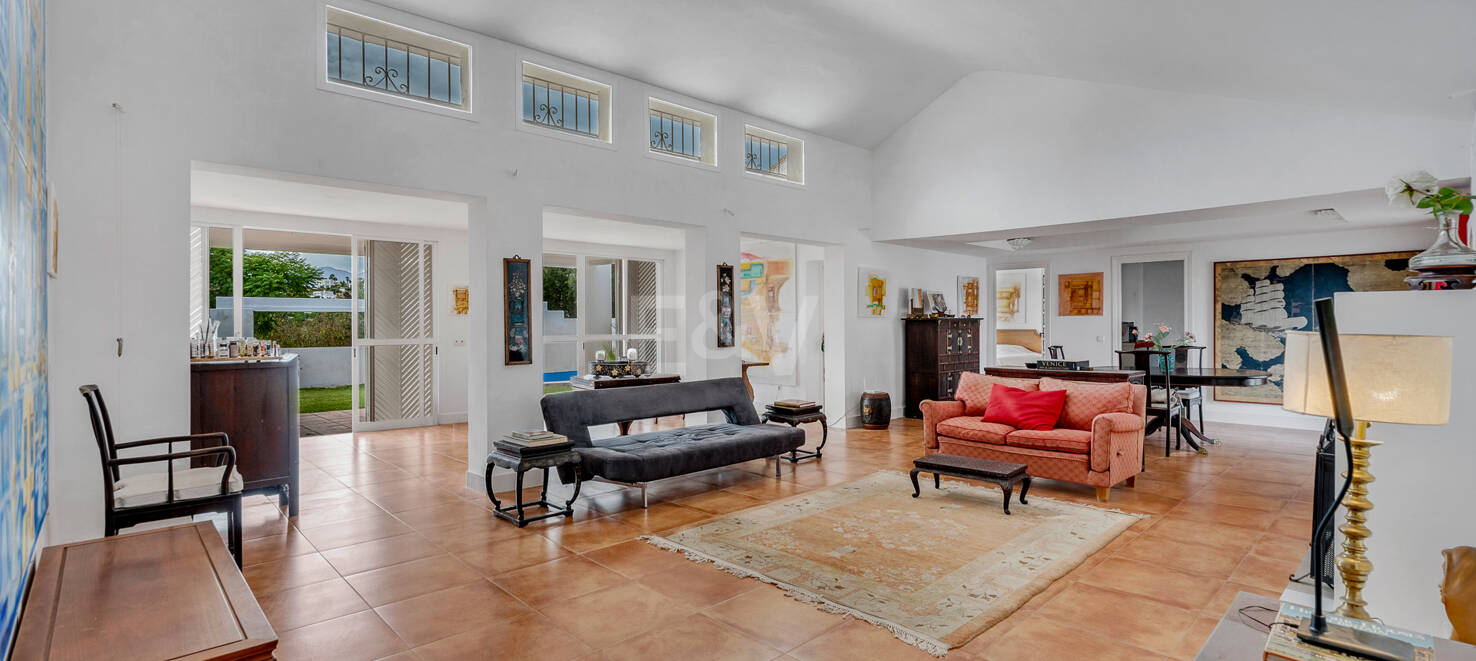 Oportunidad de inversión: Villa con gran parcela y piscina