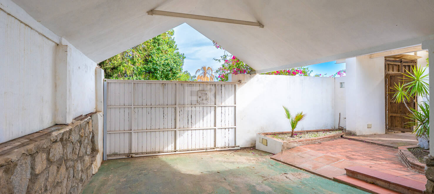 Oportunidad de inversión: Villa con gran parcela y piscina