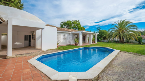 Investitionsmöglichkeit: Villa mit großem Grundstück und Pool