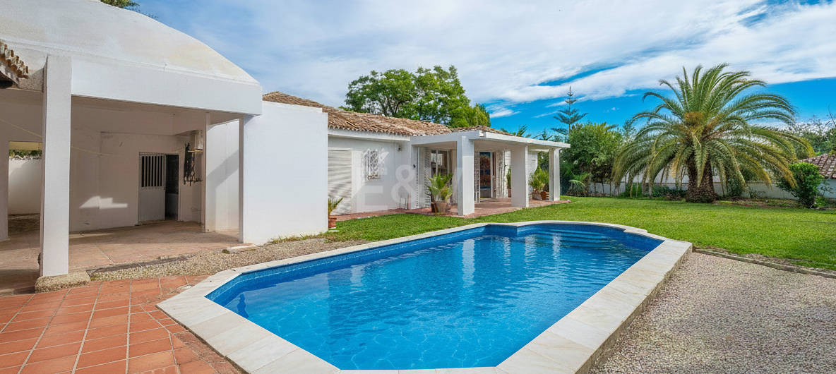 Investment Opportunity: Villa with large Plot and Pool