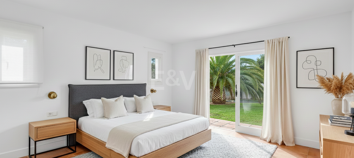 Investment Opportunity: Villa with large Plot and Pool