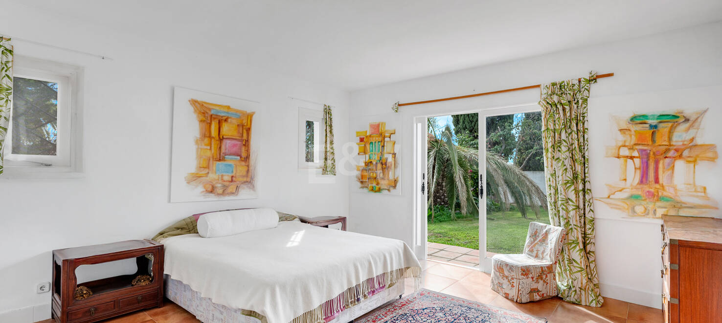 Oportunidad de inversión: Villa con gran parcela y piscina