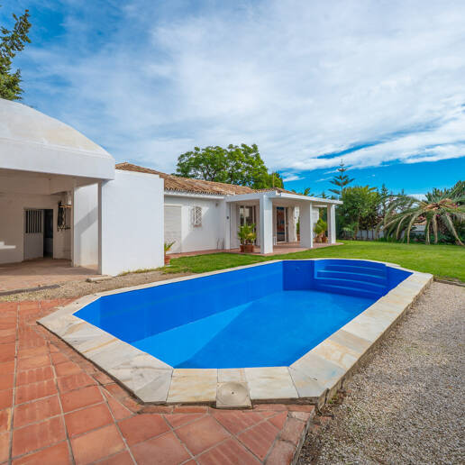 Oportunidad de inversión: Villa con gran parcela y piscina