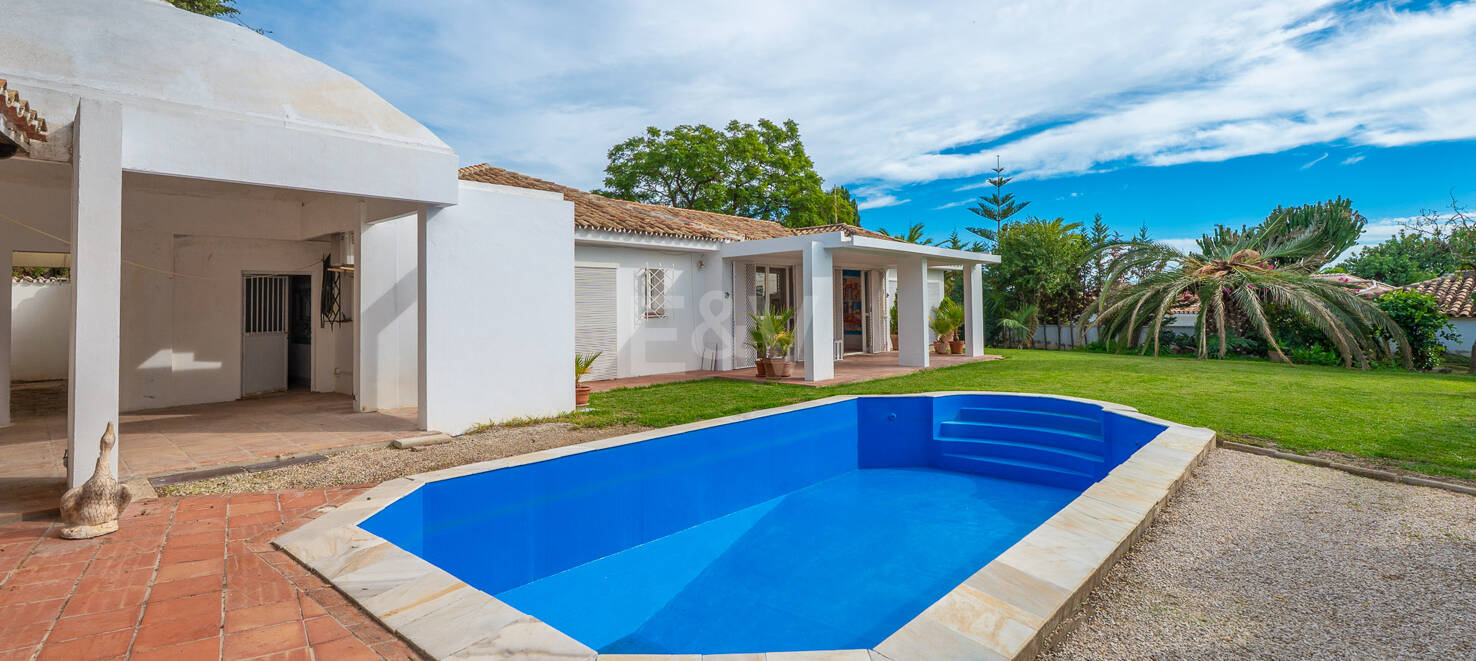 Oportunidad de inversión: Villa con gran parcela y piscina