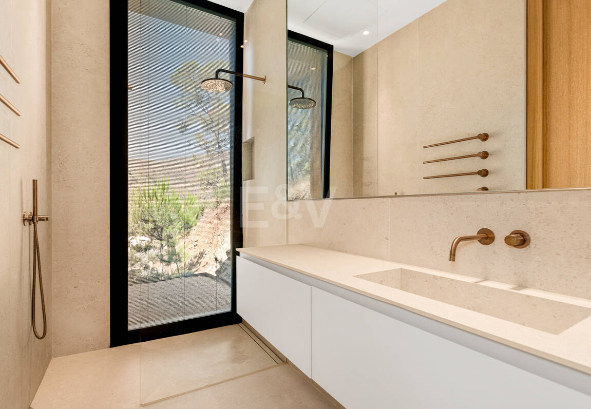 Architektonisches Meisterwerk mit modernster Technik voller Privatsphäre und Panoramablick