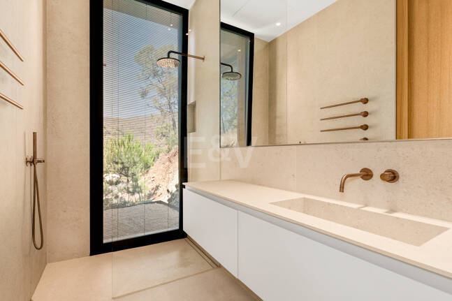 Architektonisches Meisterwerk mit modernster Technik voller Privatsphäre und Panoramablick