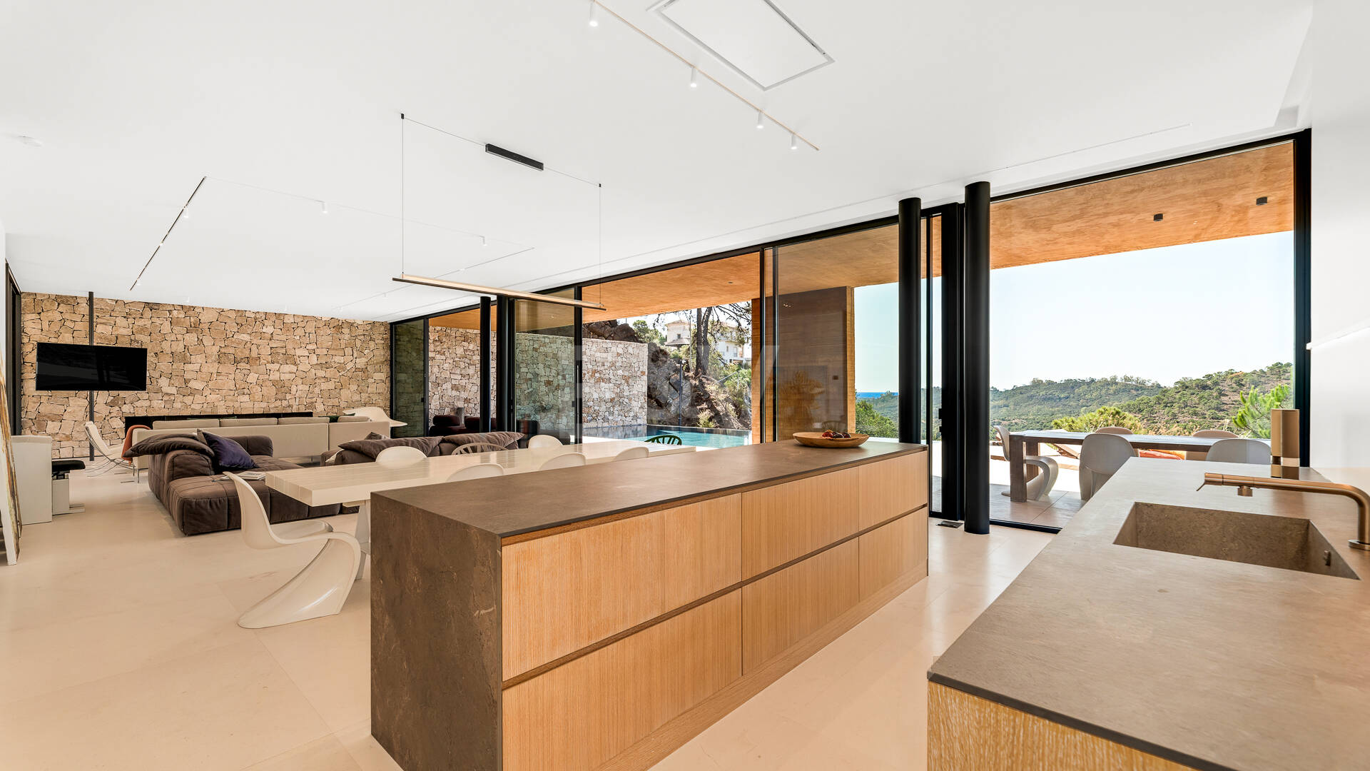 Arkitektur mästerverk med Cutting-Edge Technology, Total Integritet och Panoramautsikt