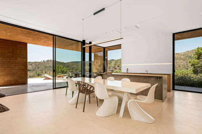 Architektonisches Meisterwerk mit modernster Technik voller Privatsphäre und Panoramablick