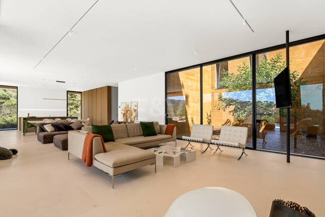 Architektonisches Meisterwerk mit modernster Technik voller Privatsphäre und Panoramablick