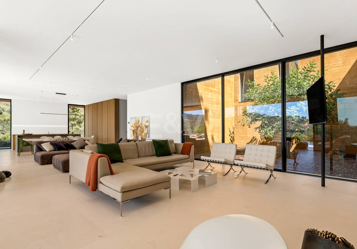 Joya arquitectónica con tecnología avanzada privacidad total y vistas panorámicas