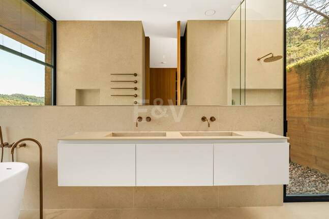 Architektonisches Meisterwerk mit modernster Technik voller Privatsphäre und Panoramablick