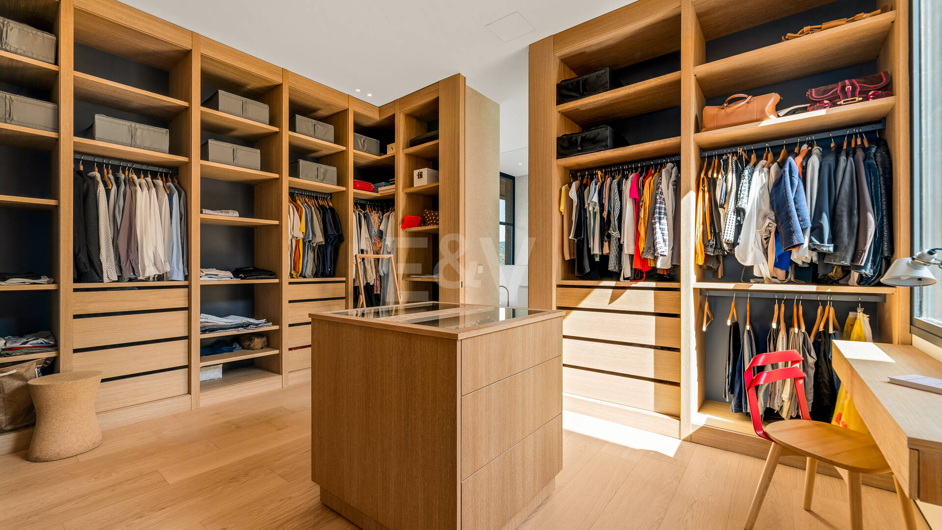 Arkitektur mästerverk med Cutting-Edge Technology, Total Integritet och Panoramautsikt