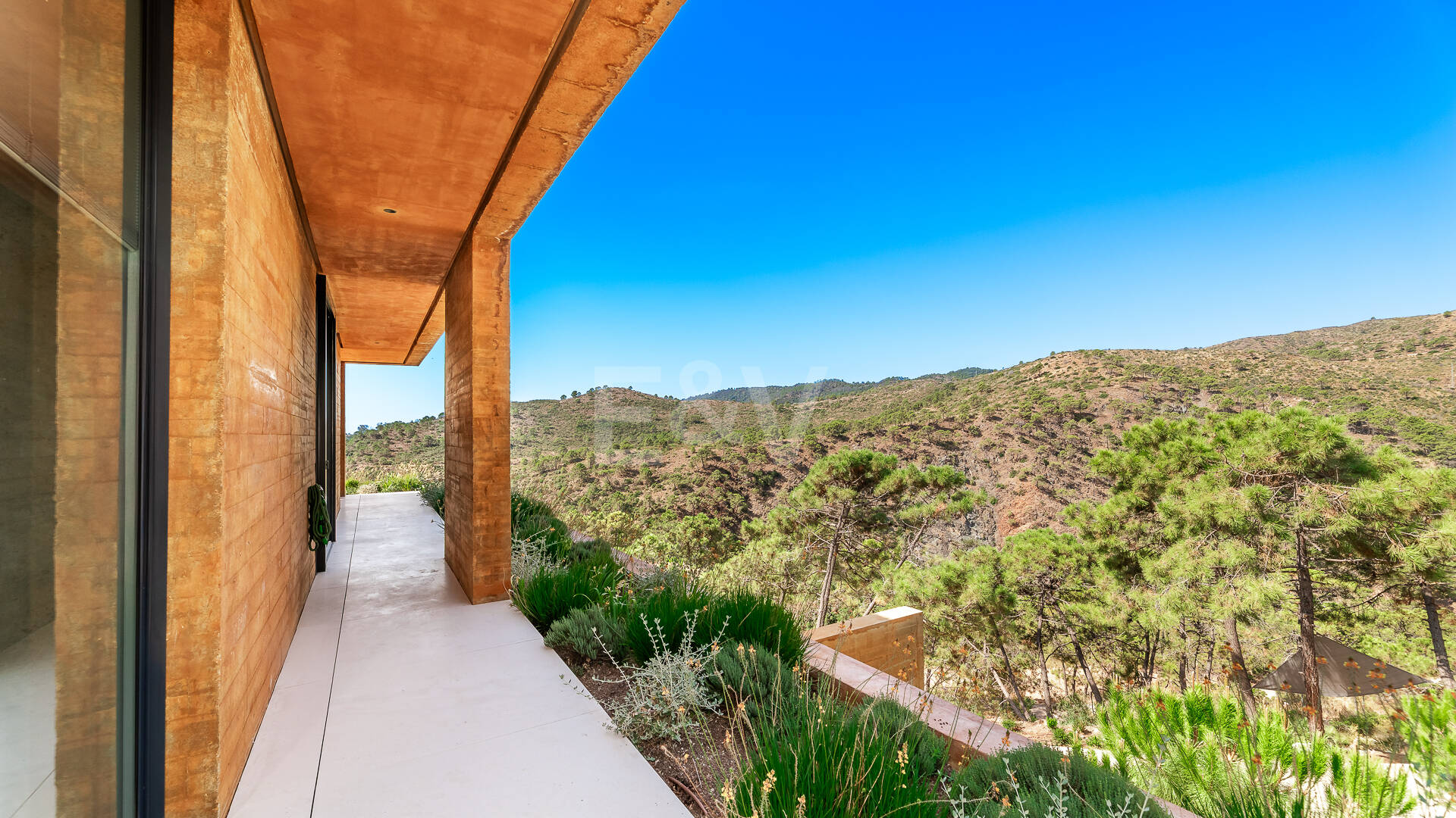 Arkitektur mästerverk med Cutting-Edge Technology, Total Integritet och Panoramautsikt