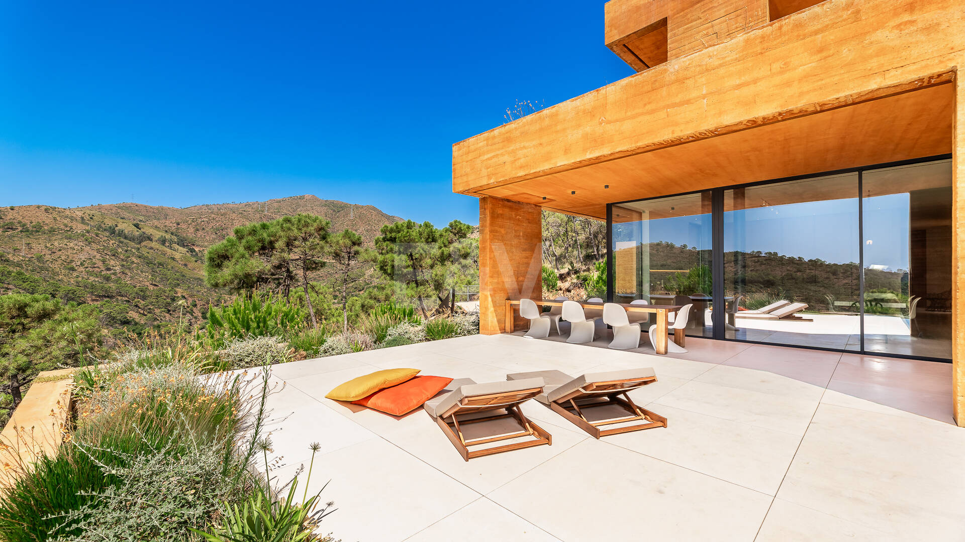 Architektonisches Meisterwerk mit modernster Technik voller Privatsphäre und Panoramablick