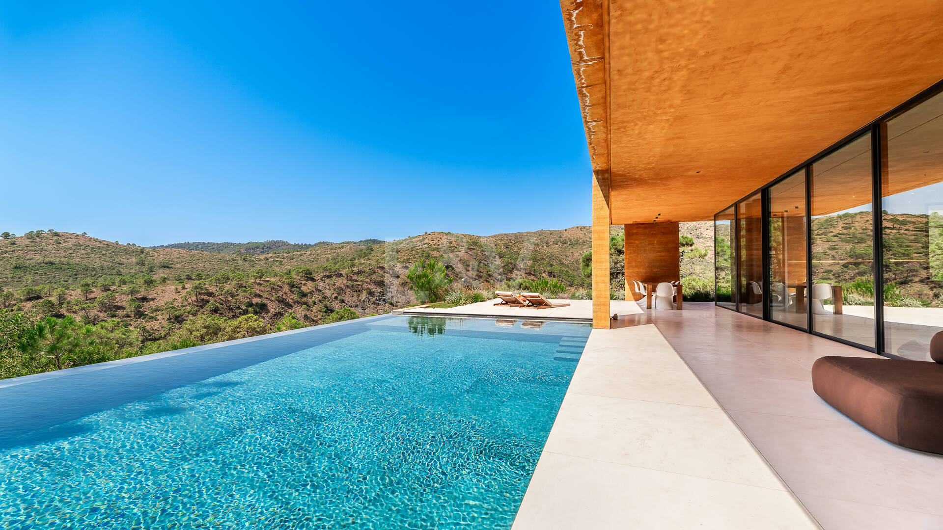 Arkitektur mästerverk med Cutting-Edge Technology, Total Integritet och Panoramautsikt