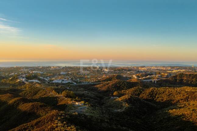 Großzügiges Luxusapartment mit Terrassenpool und Atemberaubendem Ausblick