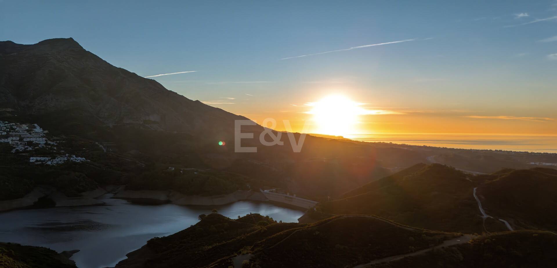Super-Gartenwohnung mit privatem Pool und Panorama­blick auf Meer, Berge und See