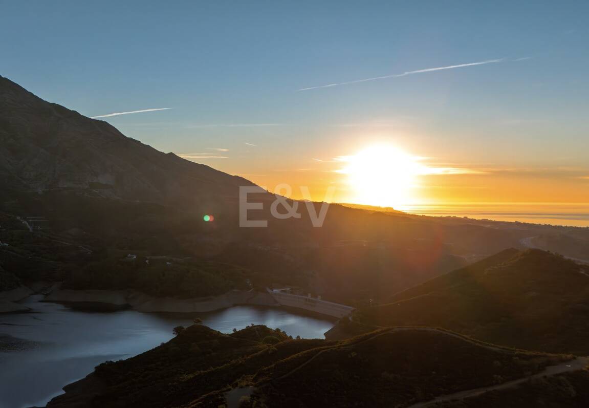 Super-Gartenwohnung mit privatem Pool und Panorama­blick auf Meer, Berge und See