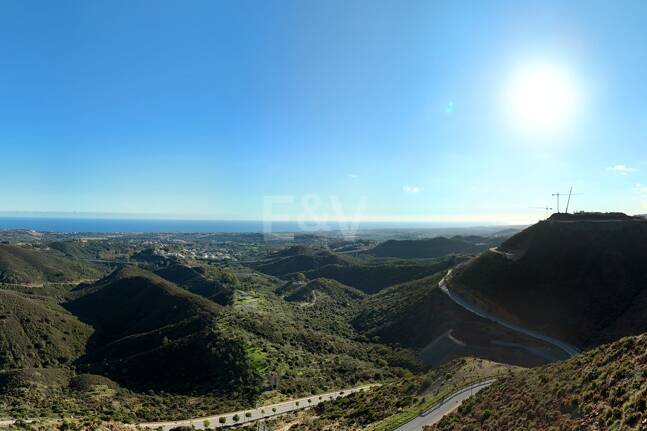 Super-Gartenwohnung mit privatem Pool und Panorama­blick auf Meer, Berge und See