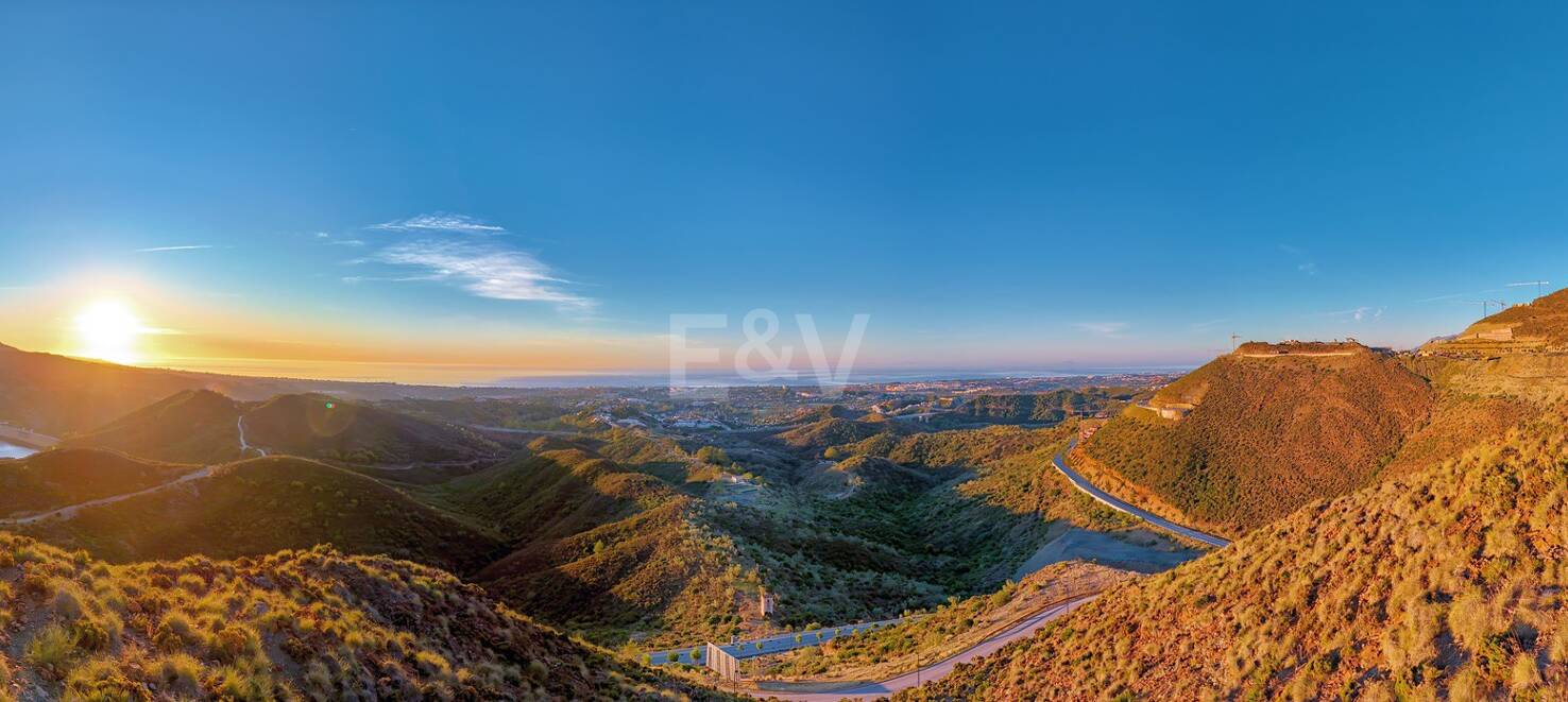 Super Garden Apartment with Private Pool and Panoramic Sea, Mountain and Lake Views