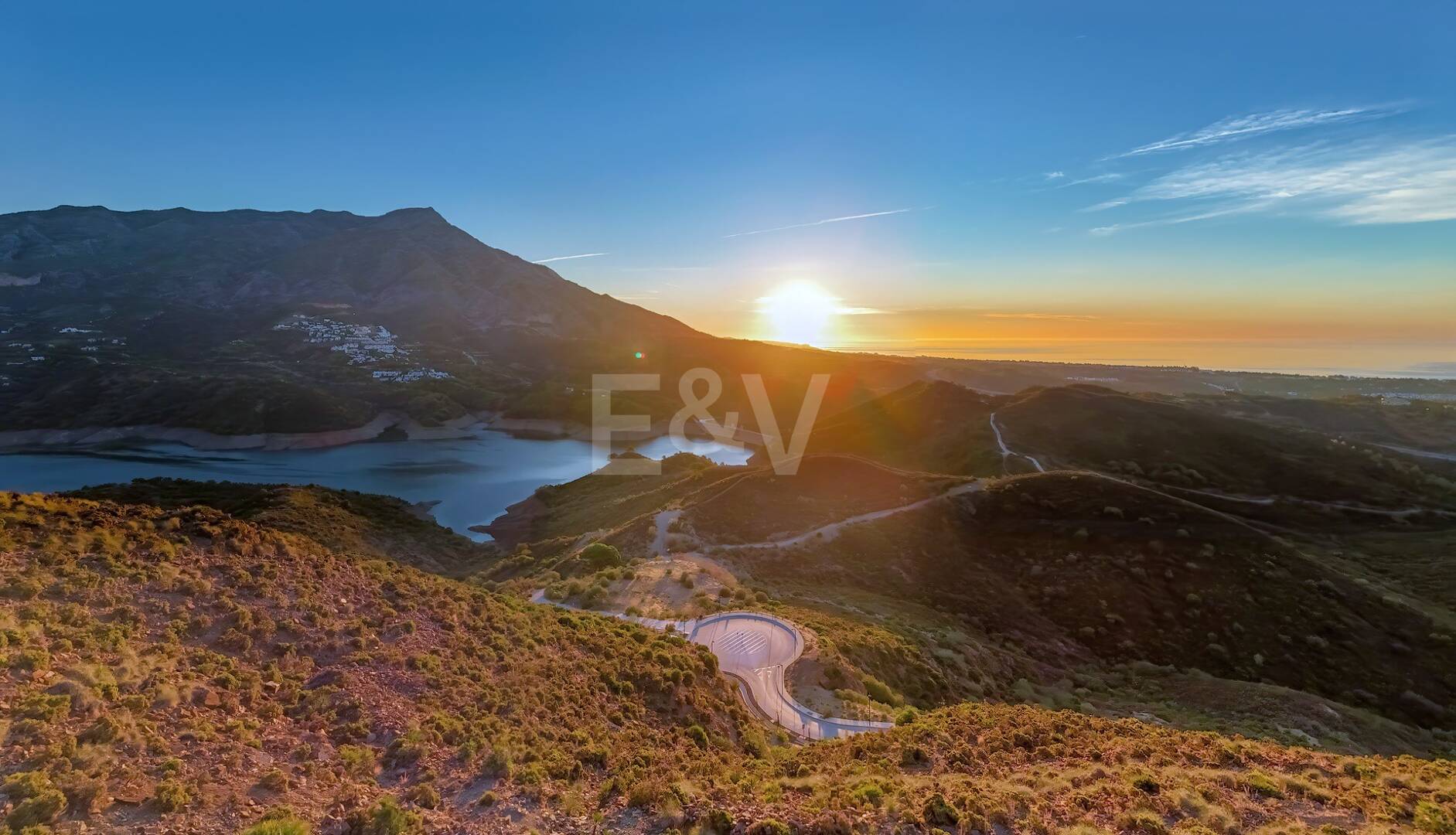 Super-Gartenwohnung mit privatem Pool und Panorama­blick auf Meer, Berge und See