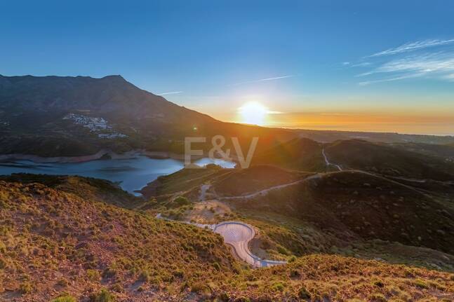 Super-Gartenwohnung mit privatem Pool und Panorama­blick auf Meer, Berge und See