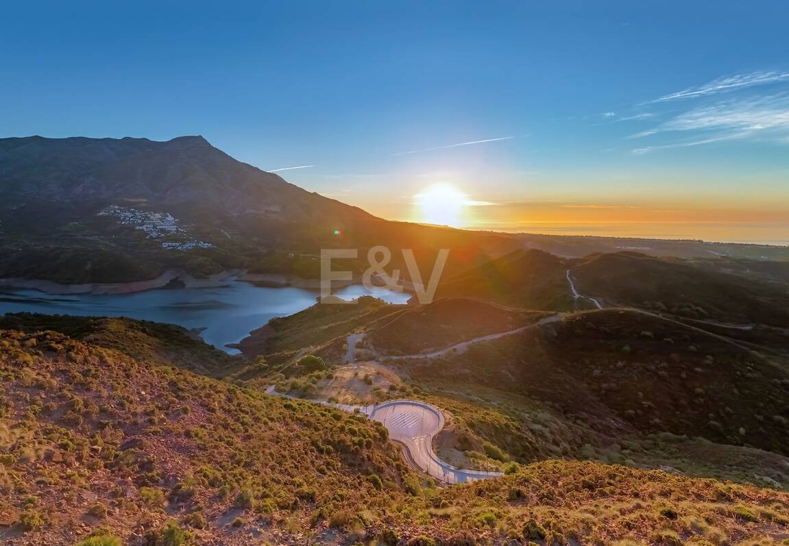 Super-Gartenwohnung mit privatem Pool und Panorama­blick auf Meer, Berge und See