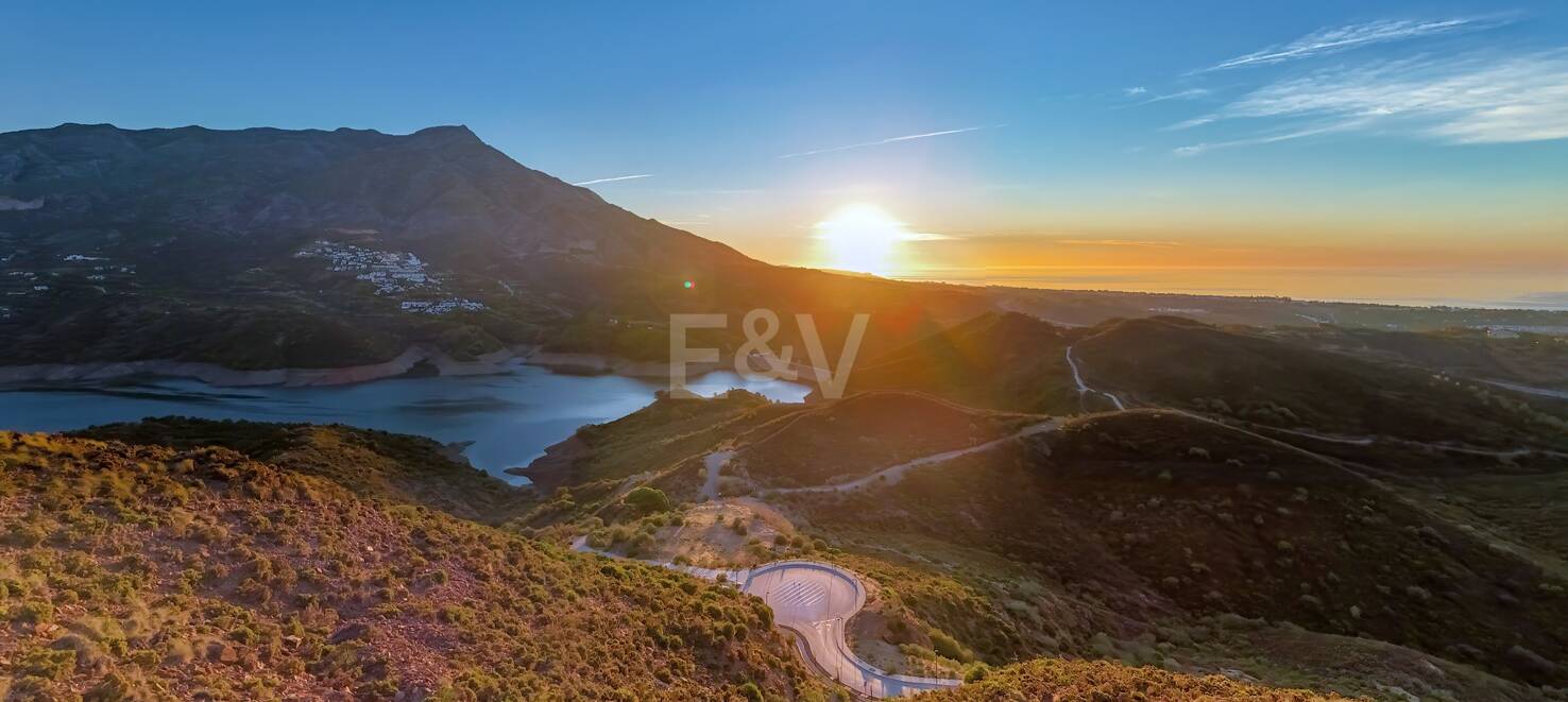 Super Garden Apartment with Private Pool and Panoramic Sea, Mountain and Lake Views