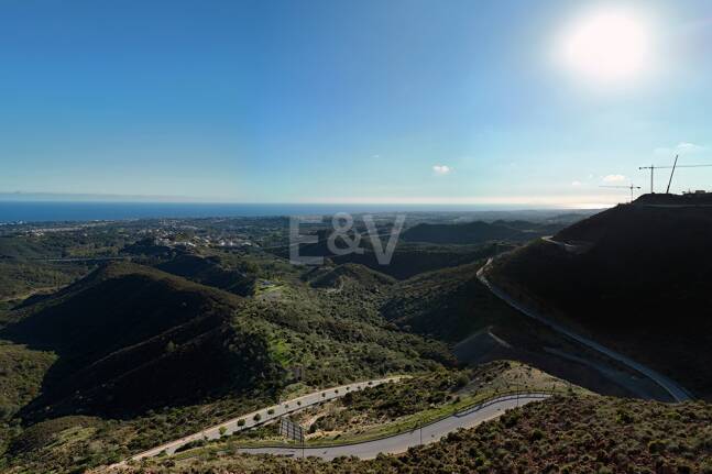 Super-Gartenwohnung mit privatem Pool und Panorama­blick auf Meer, Berge und See